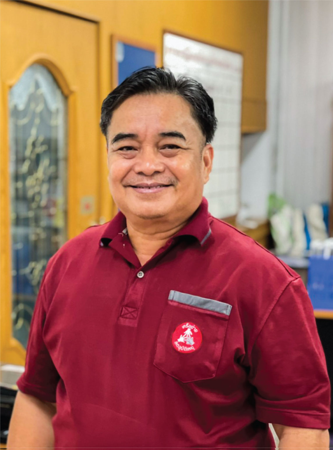 นายกษิดิศ ขันธรัตน์